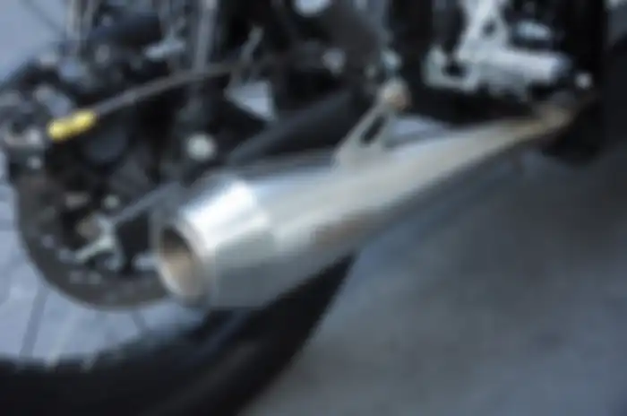Modifikasi motor Kawasaki W175 cafe racer, pakai knalpot custom bikinan Rainbow Moto Builder.