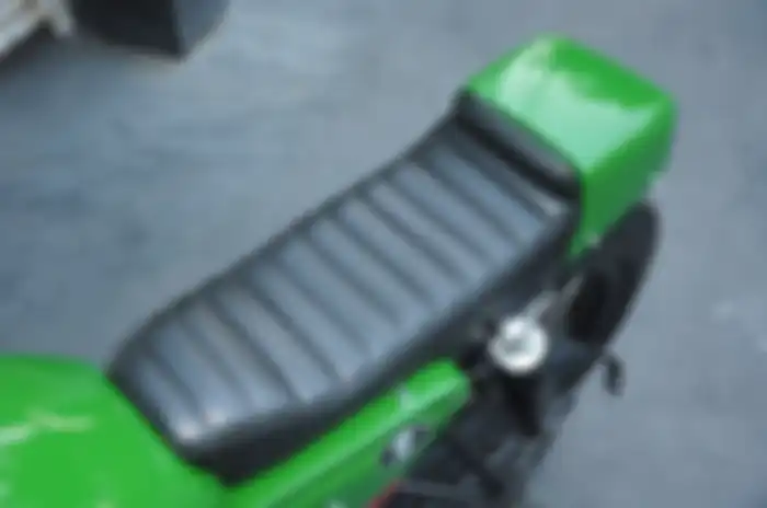 Modifikasi motor Kawasaki W175 cafe racer, terpasang buntut tawon dengan jok custom.