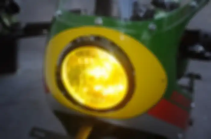 Modifikasi motor Kawasaki W175 cafe racer, sektor pencahayaan pakai aftermarket LED.