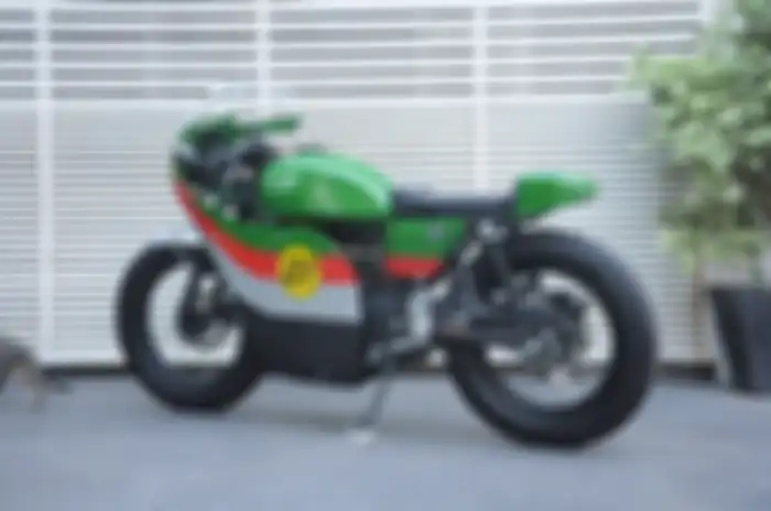 Modifikasi motor Kawasaki W175 cafe racer, perpaduan warna hijau, merah, abu-abu dan hitam.