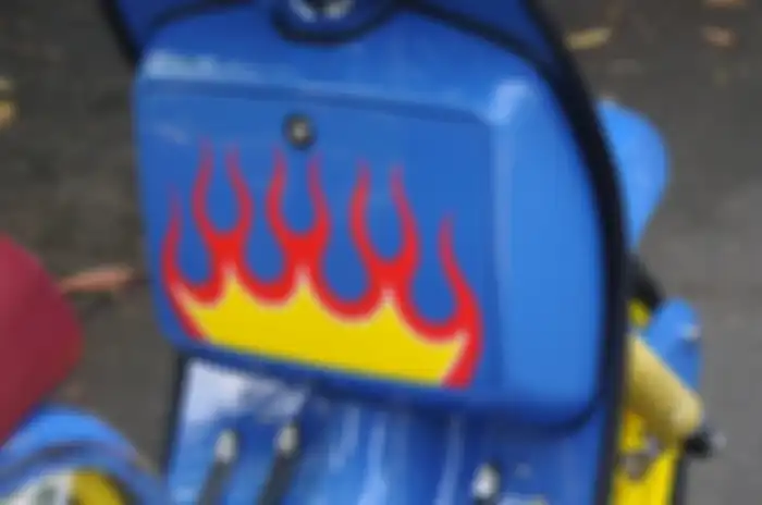Grafis flame juga menghiasi glove box.