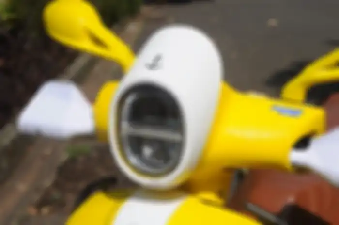 Pada batok headlamp terpasang sportscreen, serta spion Kymco dan handguard.