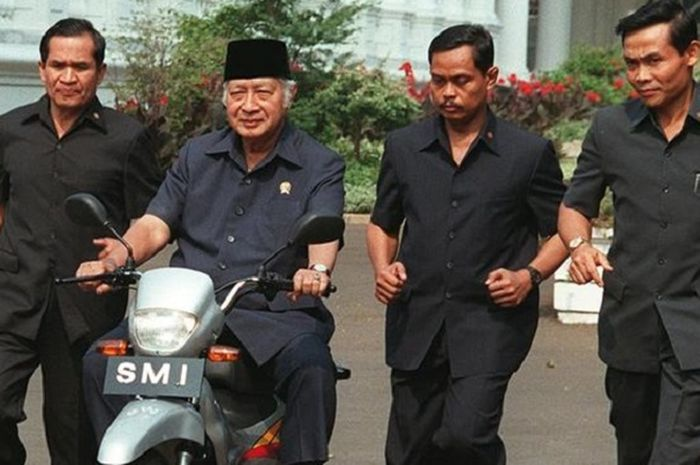 Foto aslinya, mantan Presiden Soeharto mencoba motor nasional SMI Ekspressa