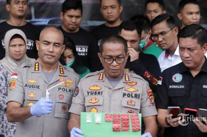 Pihak kepolisian menunjukkan barang bukti