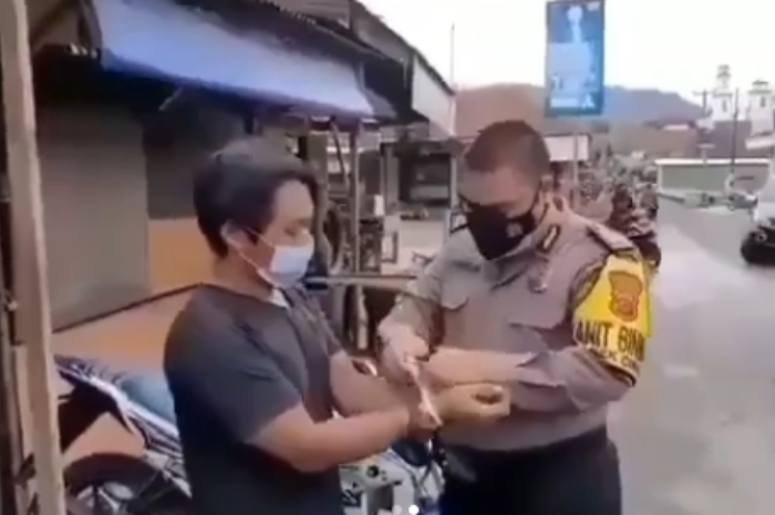 Pria ditangkap polisi karena tidak percaya Covid-19.