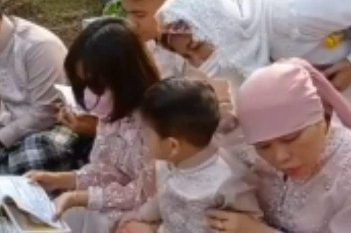 Pipi gala Sky diusap oleh sosok ini.