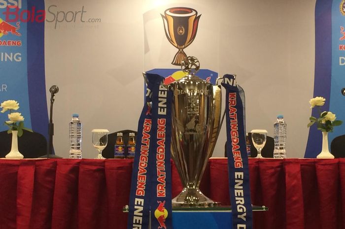 Trofi Piala Indonesia 2018 yang dipamerkan dalam acara drawing 8 besar di Hotel Century, Jakarta, Selasa (15/4/2019).