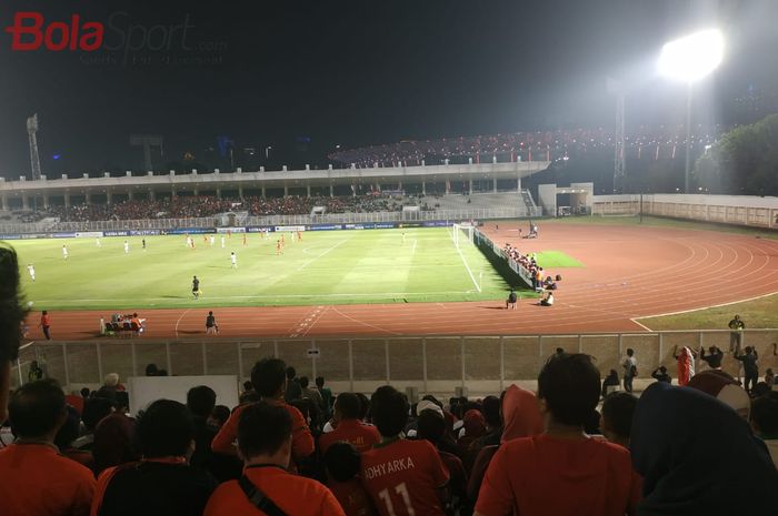 Suasana suporter timnas Indonesia pada laga timnas Indonesia kontra timnas U-19 Hong Kong, di Stadion Madya, Jakarta, Jumat (8/11/2019).