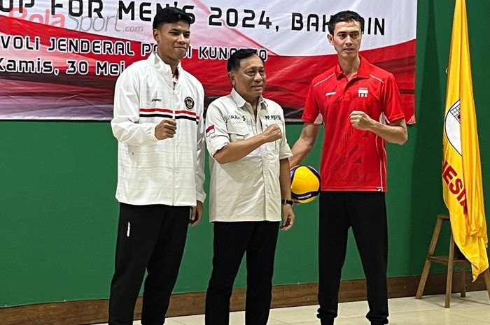 Prosesi peresemian Pelepasan Tim Bolavoli Putra untuk AVC Challenge Cup For Men's 2024 oleh Ketum PBVSI, Imam Sudjarwo (tengah) kepada Kepala Pelatih dan Kapten Tim, di Padepokan Voli Jendral Polisi Kunarto, Sentul, Bogor, Kamis (30/5/2024). 