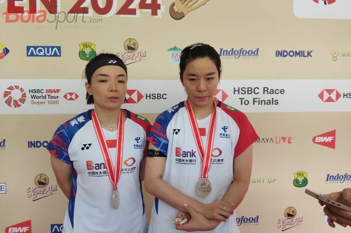 Pasangan ganda putri China, Chen Qing Chen/Jia Yi Fan, di area mixed zone seusai final Indonesia Open 2024 di Istora Senayan, Jakarta, Minggu (9/6/2024).