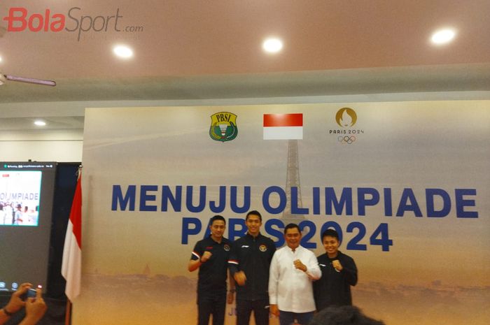 Dari kiri ke kanan, Ricky Soebagdja (Kabid  Binpres PP PBSI), Jonatan Christie, Fadil Imran (Sekjen PBSI), Apriyani Rahayu berpose setelah konfetensi pers dalam doa bersama menuju Olimpiade Paris 2024 di pelatnas Cipayung, Jakarta, Kamis (11/7/2024).