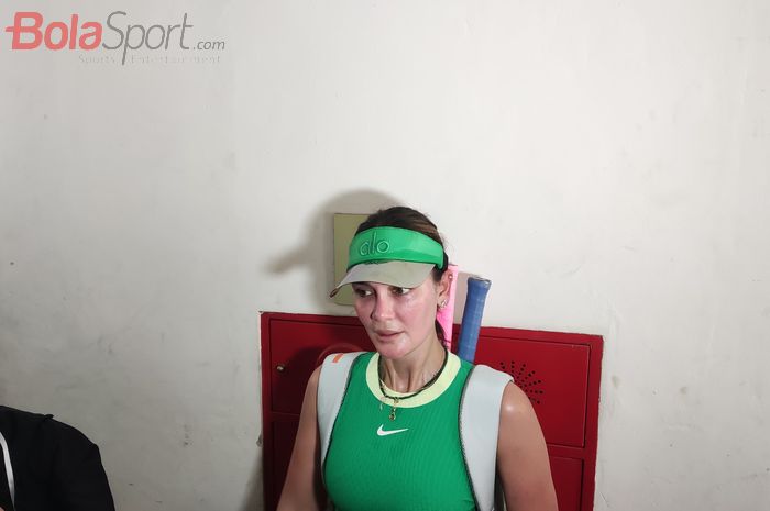 Aktris Luna Maya usai melakukan pertandingan eksibisi melawan Eugenie Bouchard.