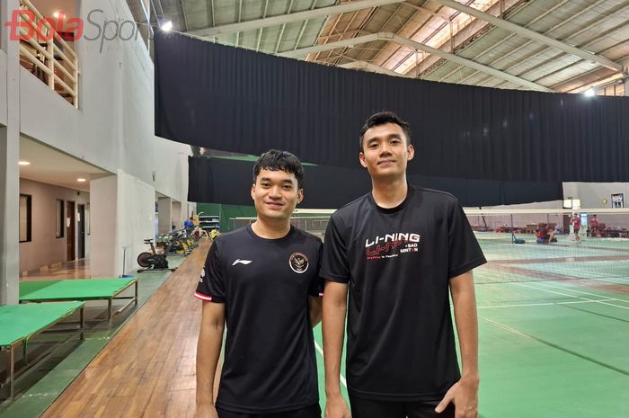 Pasangan ganda putra Indonesia, Leo Rolly Carnando/Bagas Maulana, berpose di pelatnas Cipayung, Jakarta, Rabu (2/10/2024).
