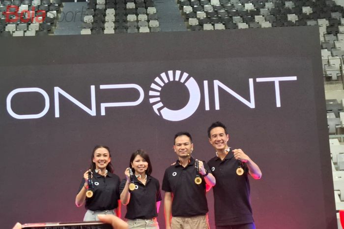 Dari kiri ke kanan, Melanie Putria (ONPOINT HEROES-brand ambassador), Greysia Polii (Co-Founder ONPOINT), Wira Surya (CEO ONPOINT), dan Daniel Mananta (ONPOINT HEROES-brand ambassador) dalam peluncuran pada Wondr Jakarta Runninng Festival 2024 di Istora Senayan, Jakarta, Kamis (10/10/2024).