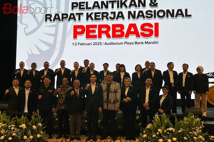 DPP PERBASI masa bakti 2024-2028 berpose usai dilantik di Plaza Mandiri, Jakarta, Sabtu (1/2/2025).
