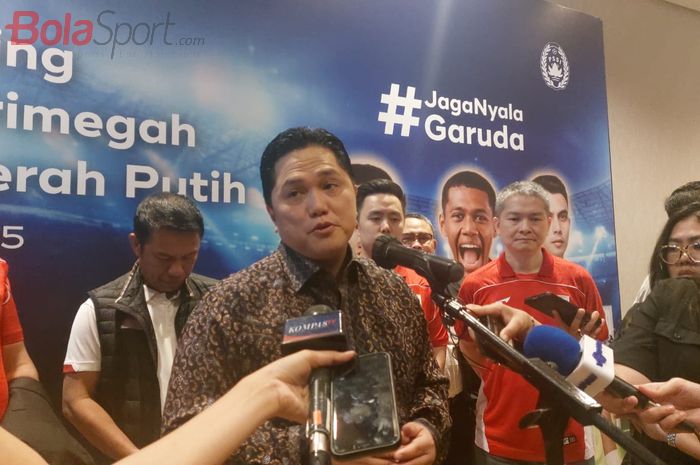 Ketua Umum PSSI Erick Thohir saat memberikan keterangan kepada awak media di Hotel Ritz Carlton Jakarta, Kamis (27/2/2025).