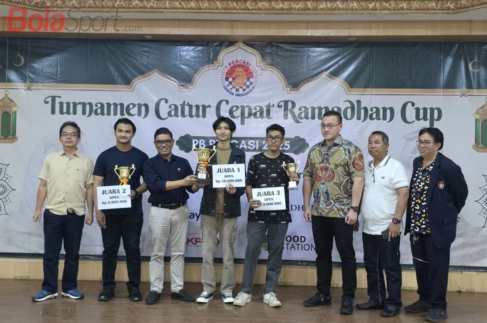 Foto bersama usai pengumuman pemenang turnamen catur cepat Ramadhan Cup 2025. yang diselenggarakan di Wisma Kemenpora, Minggu (16/3/2025).