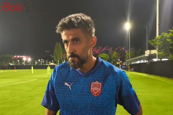 Striker Bahrain, Ismail Abdullatif, saat memberi keterangan kepada awak media di Lapangan A, Kompleks Gelora Bung Karno, Jakarta, Minggu (23/3/2025).