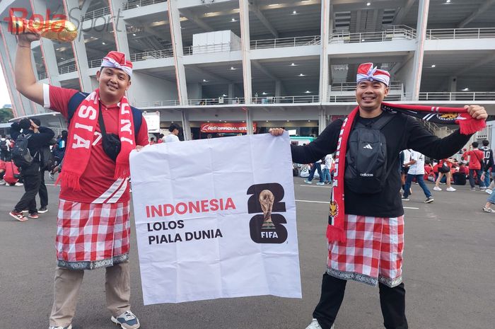 Dua suporter Putra dan Arya yang rela datang dari Bali untuk mendukung Timnas Indonesia lawan Bahrain di  Stadion Utama Gelora Bung Karno (SUGBK), Senayan, Jakarta, Selasa (25/3/2025).
