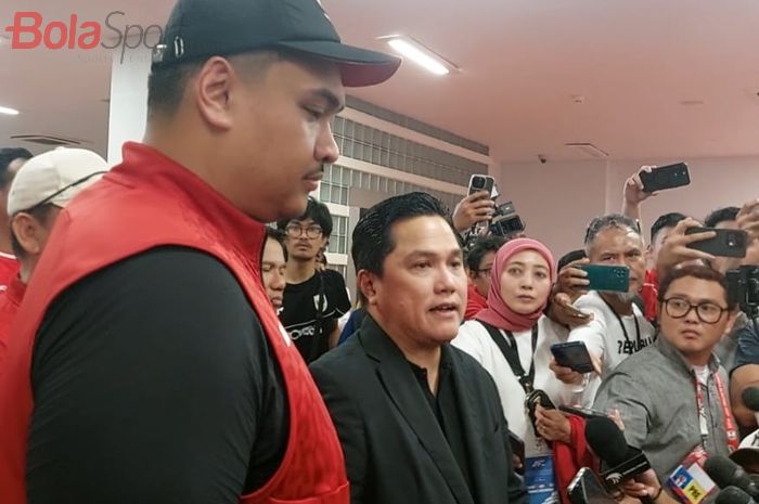 Menteri Pemuda dan Olahraga (Menpora) Dito ariotedjo (kiri) dan Ketua Umum PSSI Erick Thohir (kanan) saat memberikan keterangan kepada awak media seusai laga Timnas Indonesia Vs Bahrain, di Stadion Gelora Bung Karno, Senayan, Jakarta, Selasa (25/3/2025).