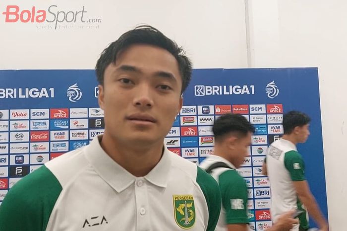 Kiper Persebaya Surabaya, Ernando Ari, saat memberi keterangan kepada awak media seusai melawan Persija Jakarta pada pekan ke-28 Liga 1 2024/2025, di Stadion Utama Gelora Bung Karno (SUGBK), Senayan, Jakarta, Sabtu (12/4/2025).