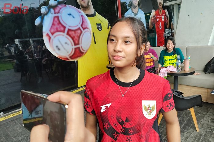 Gelandang Timnas Wanita Indonesia, Zaira Kusuma saat memberi keterangan kepada awak media di Garuda Store Gelora Bung Karno, Jakarta, Sabtu (19/4/2025).