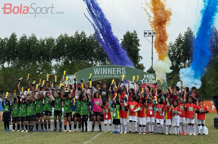 Seremonial pemberian hadiah kepada para pemenang MLSC - Tangerang 2025, yang diselenggarakan di Stadion Mini Cisauk, Tangerang, Banten, Minggu (27/4/2025).