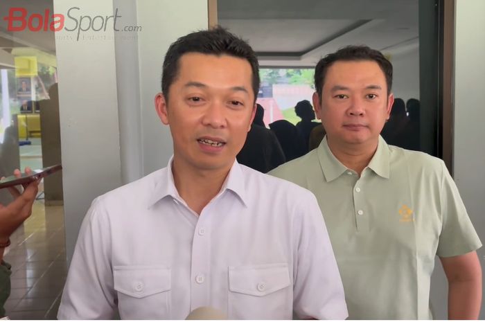 Waketum 1 PBSI, Taufik Hidayat, saat memberikan keterangan kepada awak media, usai konferensi pers yang diselenggarakan di Pelatnas PBSI, Cipayung, Jakarta Timur, Kamis (15/5/2025).