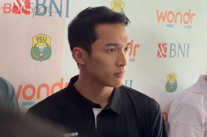 Atlet Tunggal Putra Bulu Tangkis Indonesia, Jonatan Christie, saat memberikan keterangan kepada awak media usai konferensi pers, yang diselenggarakan di Pelatnas PBSI, Cipayung, Jakarta Timur, Kamis (15/5/2025).