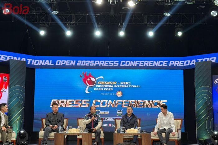 Kevin Sanjaya Sukamuljo (paling kanan) menghadiri Konferensi Pers Predator - PBC Indonesia International Open 2025, yang diselenggarakan di Kebon Sirih, Jakarta Pusat, Minggu (6/7/2025).