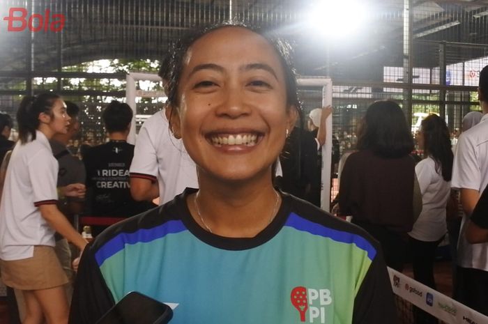 Atlet padel Indonesia, Komang Sri Maryati, saat meberikan keterangan usai kemenangan di Sirkuit Indonesia Open 2025 yang diselenggarakan di Bandung, Minggu (27/7/2025).