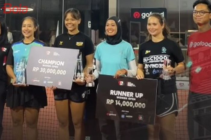 Prosesi pemberian hadiah kepada para pemenang Sirkuit Indonesia Open 2025, yang diselenggarakan di Padel Hill, Bandung, Minggu (27/7/2025).