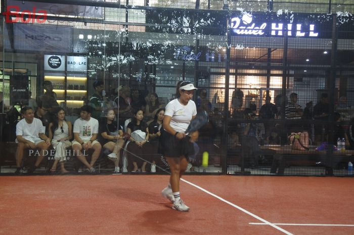 Atlet Padel Indonesia, Komang Sri Maryati saat berlaga di partai final Sirkuit Indonesia Open 2025, yang digelar di Bandung, Minggu (27/7/2025).
