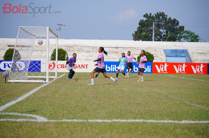 Pertandingan final KU 12 MilkLife Soccer Challenge Semarang Seri 1 2025-2026 yang mempertemukan SDN Sendangmulyo 04 melawan SDN Karangsono 2 Mranggen di Stadion Universitas Diponegoro, Tembalang, Semarang Jawa Tengah.