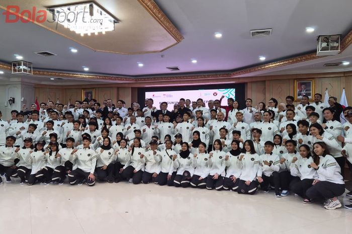 Menpora Erick Thohir dan Presiden NOC Indonesia Raja Sapta Oktohari berpose bersama tim Indonesia yang akan berlaga di Asian Youth Games dan Islamic Solidarity Games 2025.