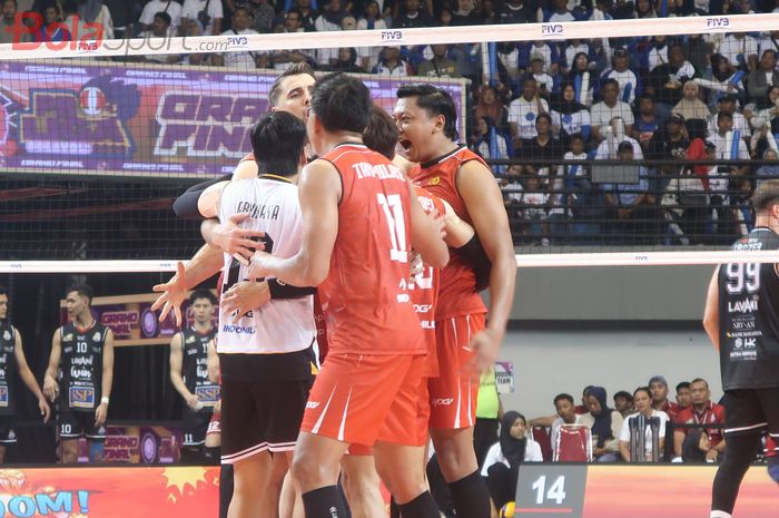 Tim bola voli Jakarta Bhayangkara Presisi pada final pertama melawan Jakarta LavAni Livin Transmedia dalam Grand Final Proliga 2026 di GOR Amongrogo, Yogyakarta, Jumat (24/4/2026).