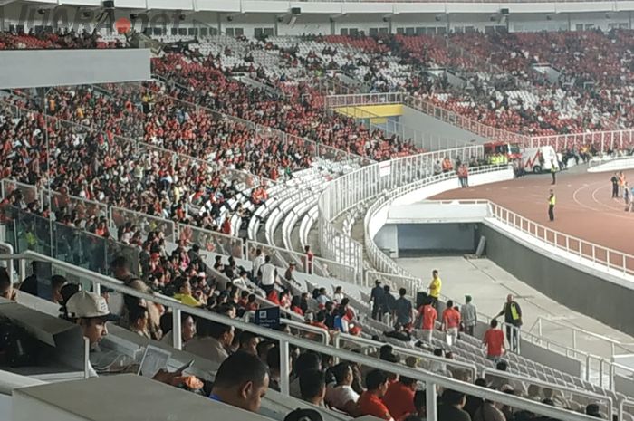 Beberapa suporter timnas Indonesia meninggalkan kursi Stadion Utama Gelora Bung Karno (SUGBK) seusai timnas Thailand mencetak gol ketiga pada menit ke-73.