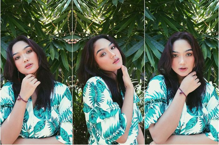 Kepoin gaya Marion Jola dengan dress cleavage dan riasan yang memikat