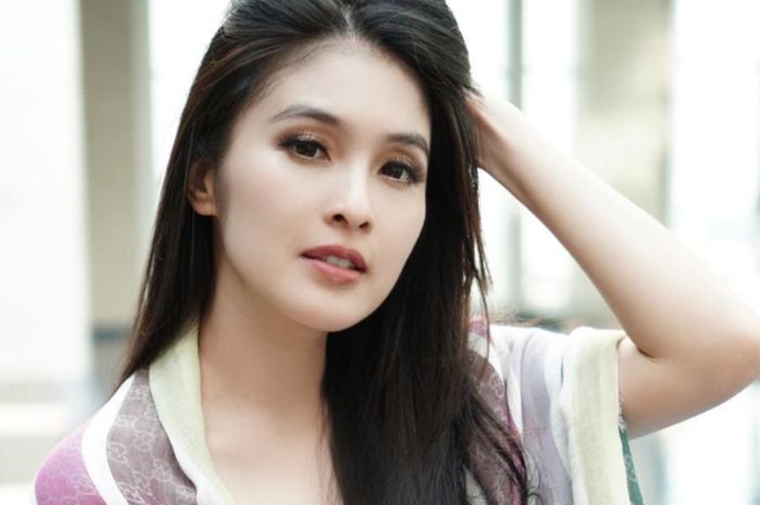 Gaya outfit Sandra Dewi yang bisa dicontek