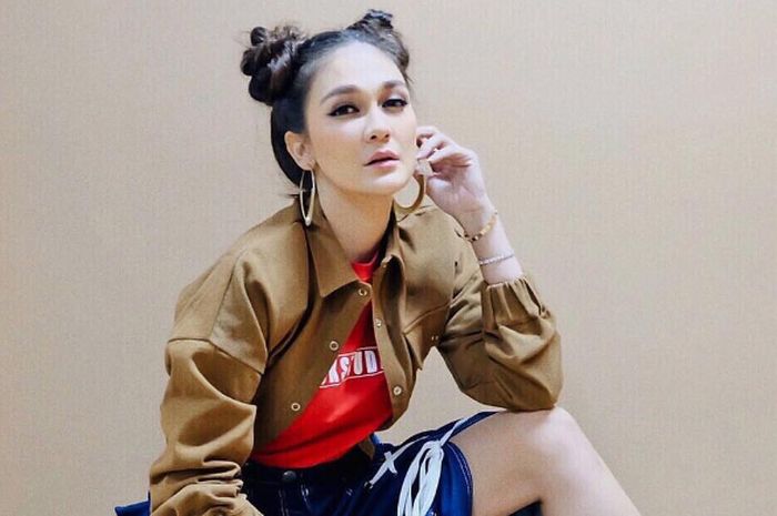 Luna Maya tampil dengan outfit terang