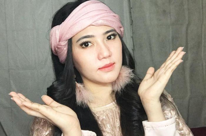 Beginilah Penampilan Via Vallen Saat Pose Bersama dengan Pesepak Bola MS, Seperti Apa ya?