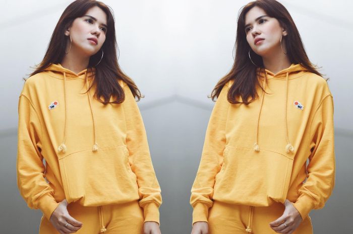 Padu padan denim ala Michelle Joan