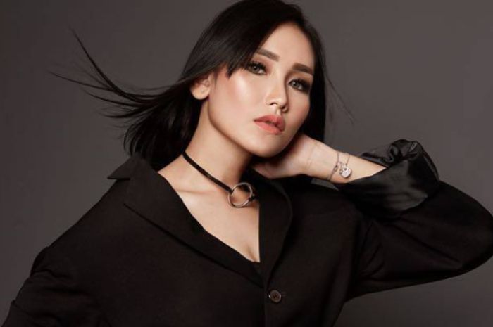 Mengintip Deretan Belt Seharga Belasan Juta Milik Ayu Ting Ting, Penasaran?