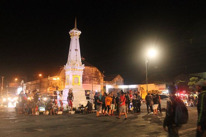 Suasana malam Minggu di kawasan Tugu, Yogyakarta.