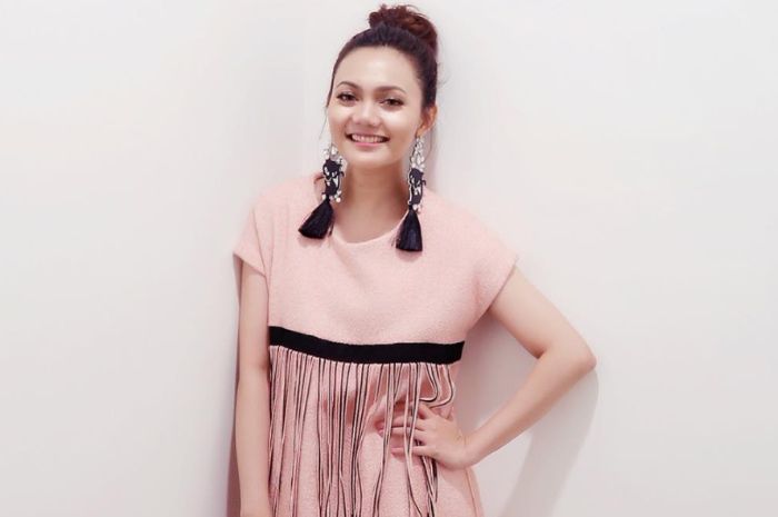 Rina Nose Tampil Beda, seperti apa?