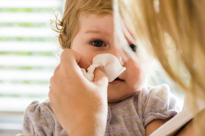 Ilustrasi arti mimpi pilek. Atasi batuk pilek bayi