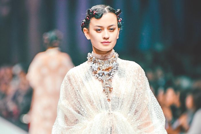 Kimberly Ryder tampil simpel kala padukan sneakersnya