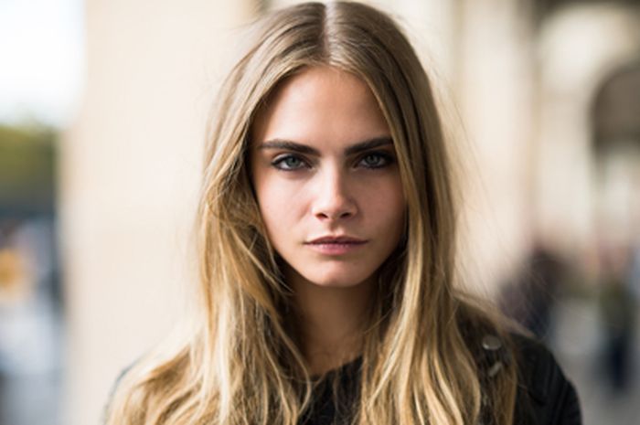 Tampil dengan Celana Pendek dan Kaus Kaki Colorful Saat di LA, Lihat yuk Penampilan Unik Cara Delevingne!