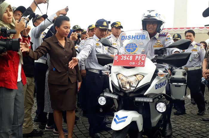 Anies Baswedan saat menjajal moge baru milik Dishub DKI Jakarta