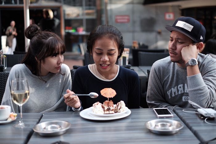 Koneng diapit oleh Gisella Anastasia dan Gading Marten